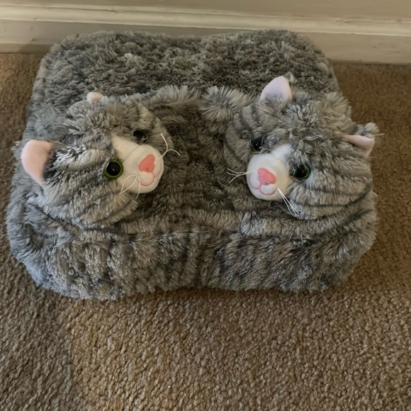 NEW HEALTH TOUCH VIBRATION FOOT MASSAGER PLUSH CAT SLIPPERS. - Picture 1 of 5